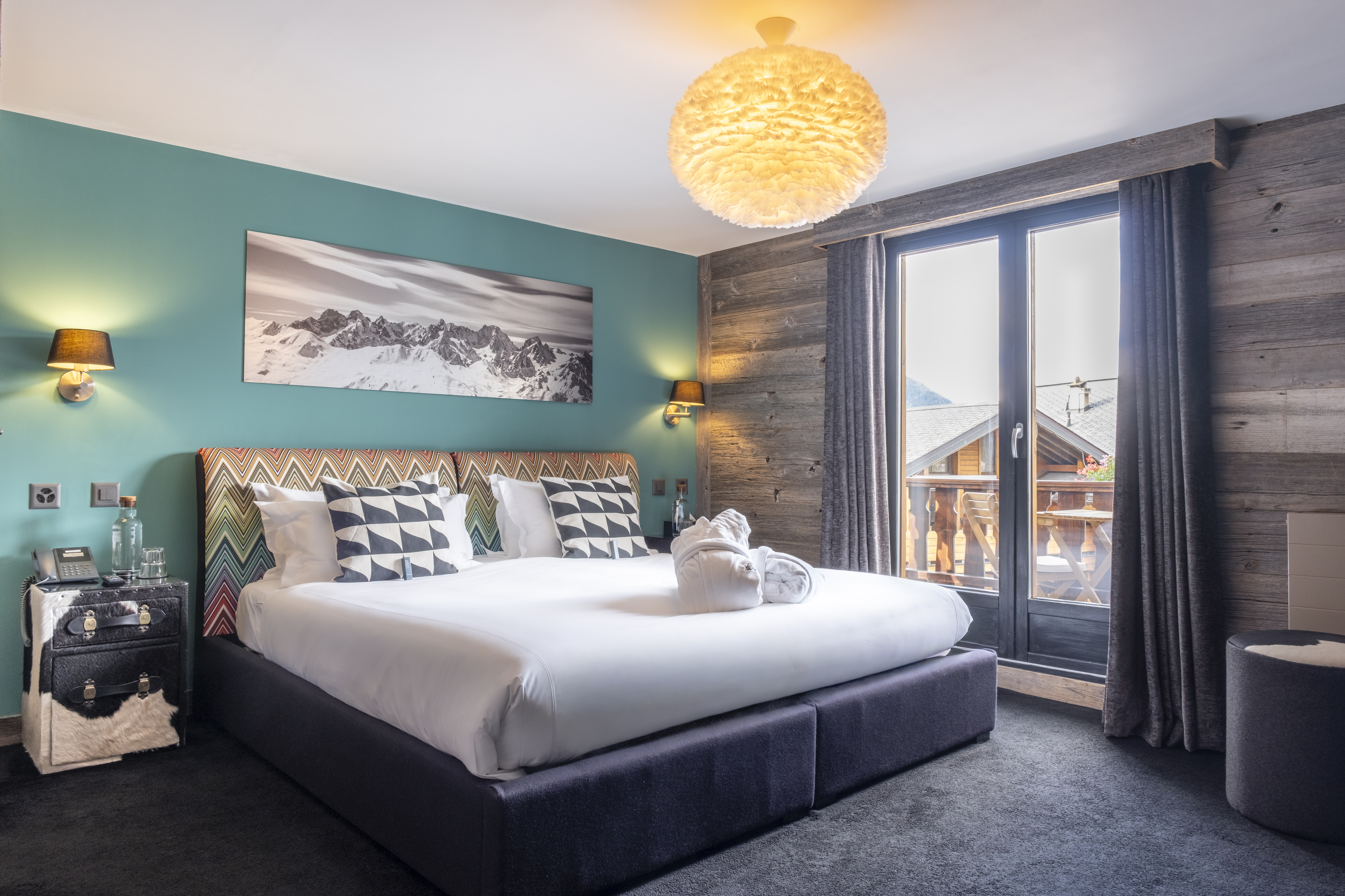 Lounge area in the deluxe room with balcony at the Hotel Farinet