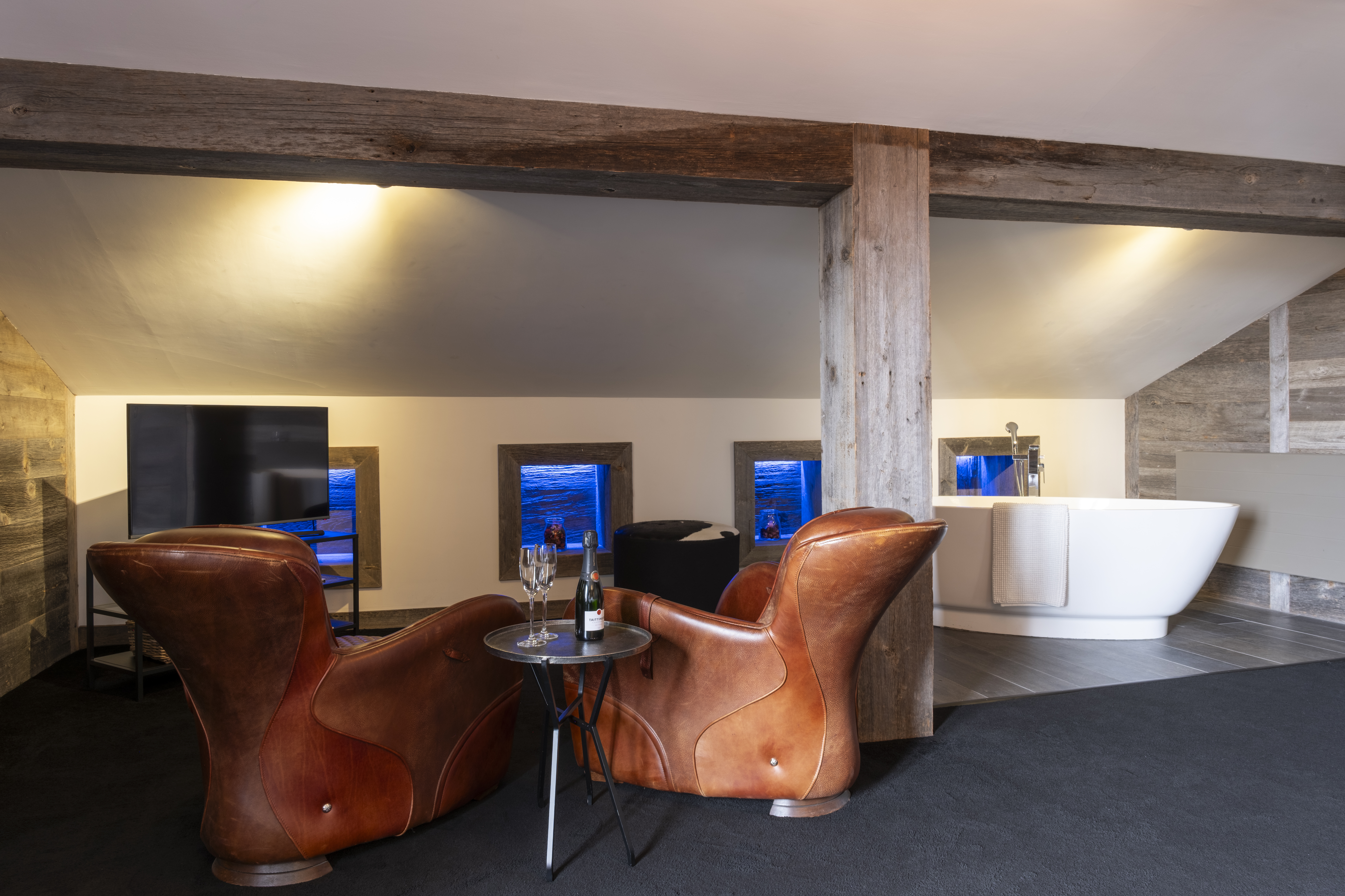 Bath in the deluxe room with balcony at the Hotel Farinet