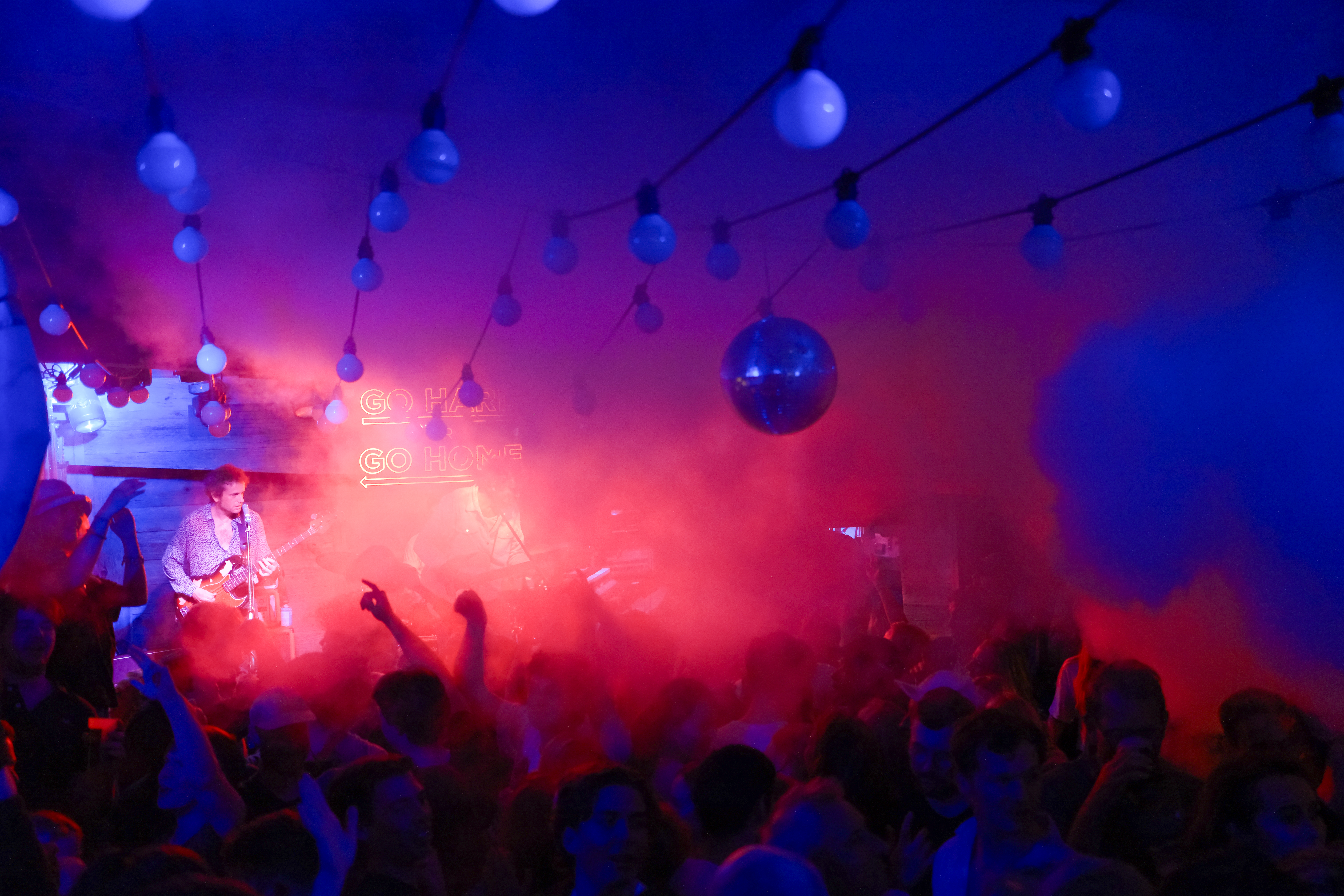 Live music and singing at Farinet Après